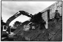 401947 Afbeelding van het gedeeltelijk afgraven van de geluidswal aan het Houtensepad te Utrecht (aan de achterzijde ...